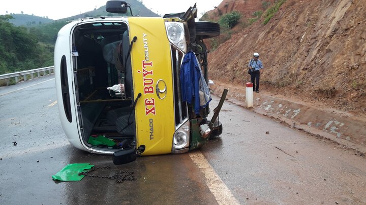 Xe buýt mất lái lật giữa đường, 6 người nguy kịch