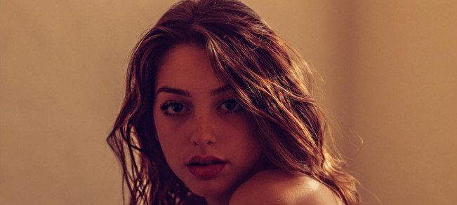 Hình ảnh đầu tiên của 'cô gái xinh nhất mạng xã hội' khi đến Việt Nam