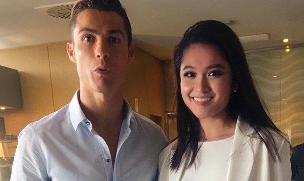 Cristiano Ronaldo ôm eo chụp ảnh cùng Á hậu Thuỳ Dung