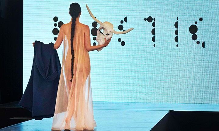 Độc đáo quần áo làm từ phân bò