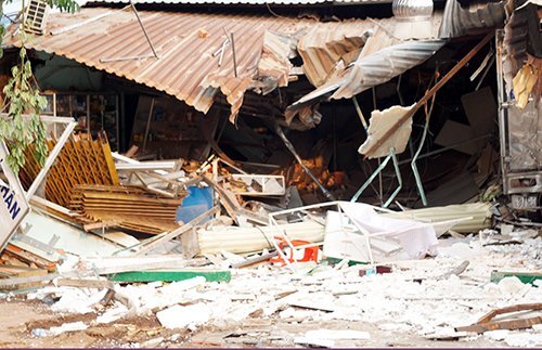 Hai ôtô lao vào tiệm điện thoại, 3 người bị vùi lấp