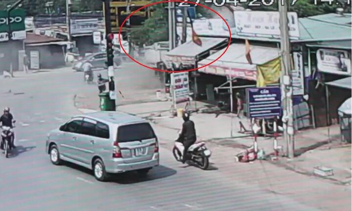 Khoảnh khắc 2 ô tô đâm sập cửa hàng, chôn vùi cả gia đình ở Bình Dương
