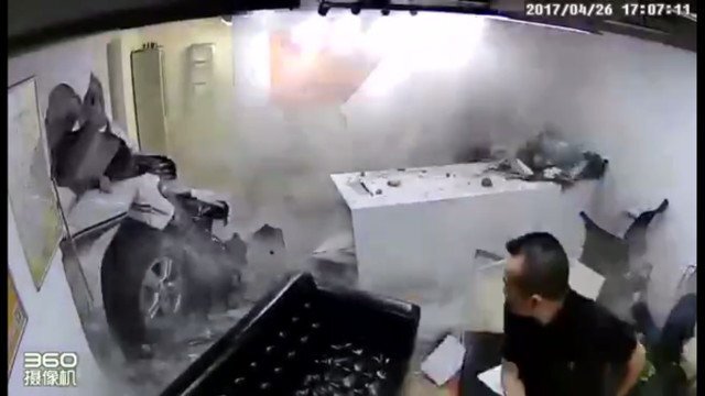 Ngồi trong phòng làm việc, nhân viên bị ô tô mất lái đâm trúng người