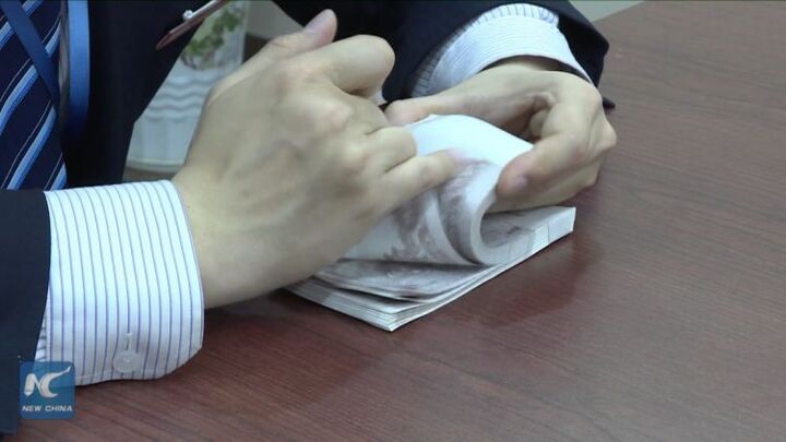 Nhân viên ngân hàng Trung Quốc khoe tuyệt kỹ đếm tiền 'thần sầu'