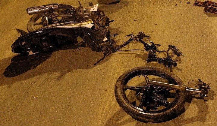 Xe máy nát bét sau cú va với xe tải, nam thanh niên chết tại chỗ