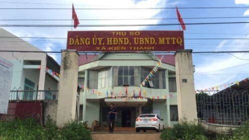 Đề xuất cách hết chức vụ trong Đảng với chủ tịch xã dùng bằng giả