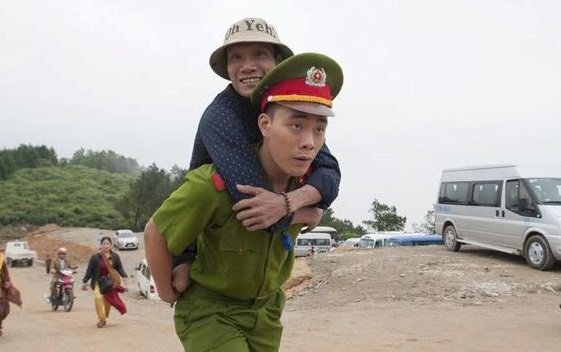 Cảnh sát cõng người đàn ông cụt 2 chân lên đỉnh núi gây xúc động