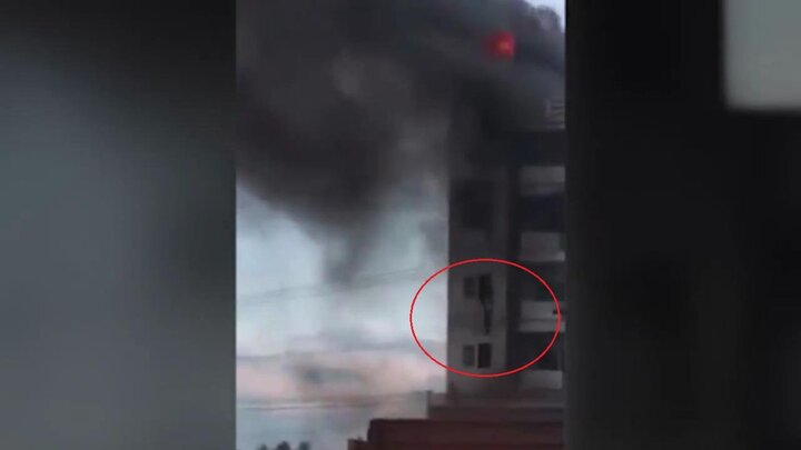 Clip: Khách liều mình nhảy lầu thoát khỏi khách sạn cháy ngùn ngụt