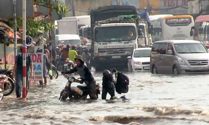 Hàng nghìn người vật vã rời Sài Gòn trong cảnh ngập nước, kẹt xe