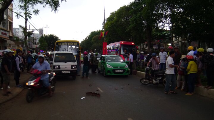 Người đàn ông phóng xe máy tốc độ cao tông ô tô, nhập viện nguy kịch