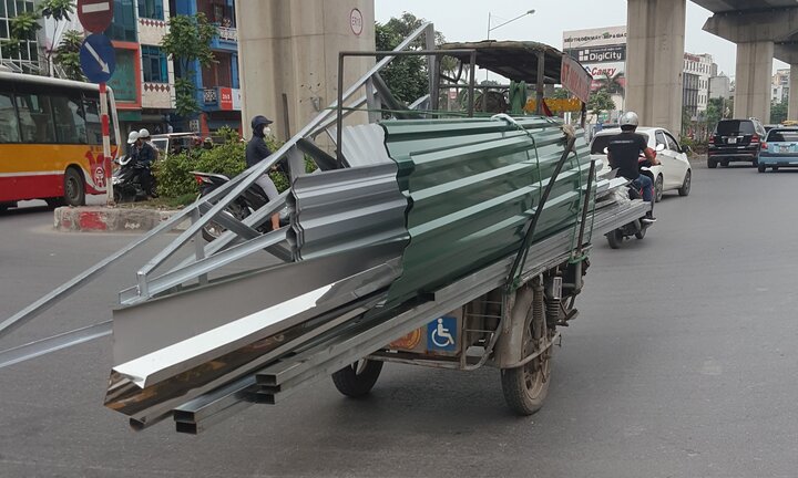 Video: Xe 'máy chém' lại ngang nhiên hoành hành trên phố Thủ đô