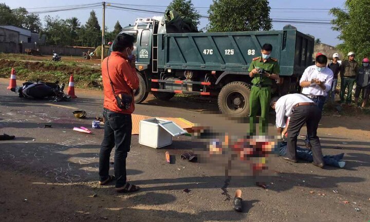 Tông phải con chó trên đường, hai vợ chồng đi xe máy chết thảm