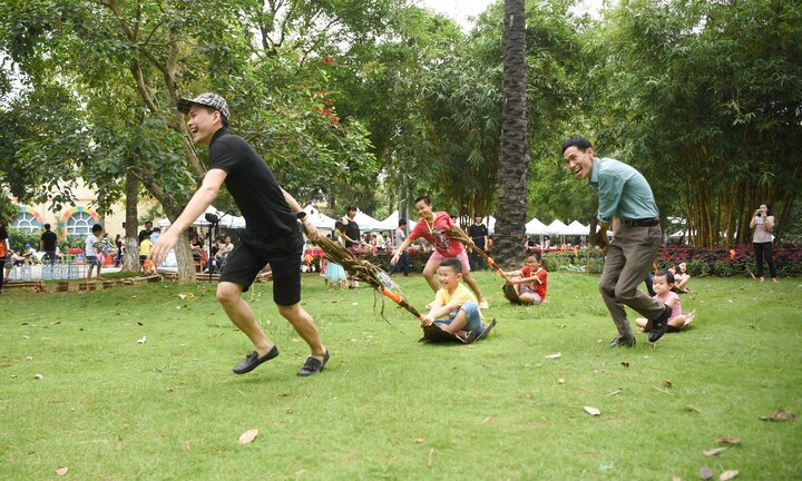 Hàng trăm gia đình quậy tung khu vui chơi quanh ghế khổng lồ ở Hà Nội dịp 30/4