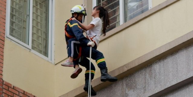 Màn trèo tường xuống dây chiến thuật giải cứu con tin ngoạn mục của sinh viên cảnh sát