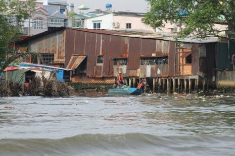 Người dân TP.HCM được làm gì ở hành lang kênh, rạch?
