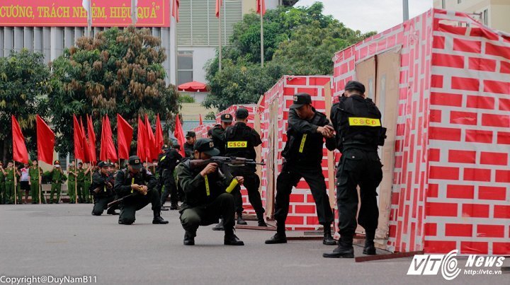 Video: Mãn nhãn màn diễn tập chống tội phạm có vũ khí của sinh viên cảnh sát