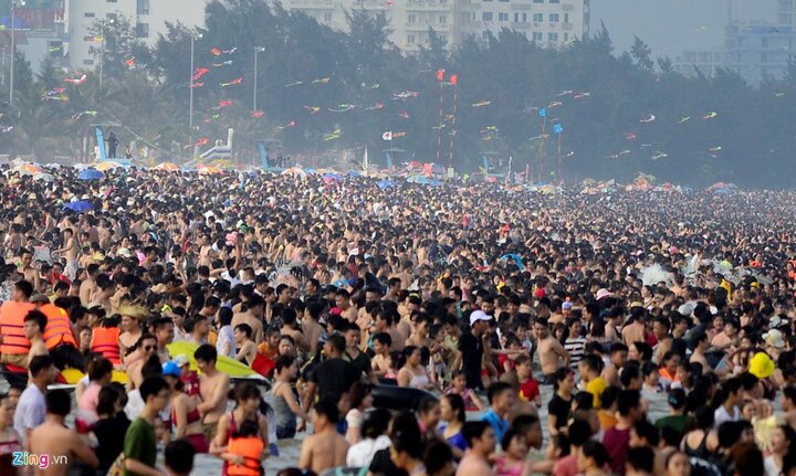Biển người đông như kiến chen chúc trên bãi tắm dịp nghỉ lễ
