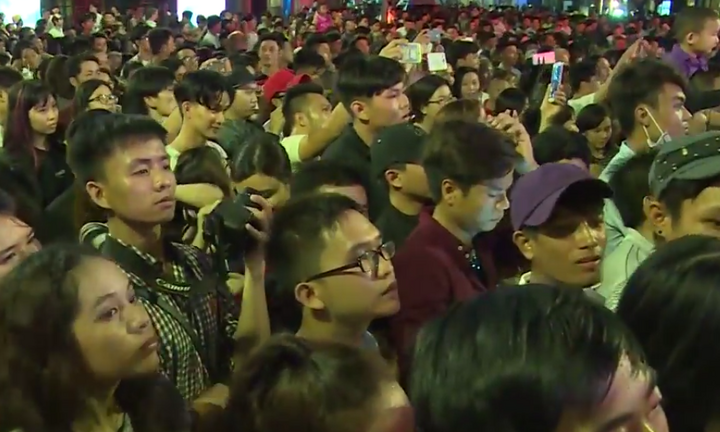 Biển người nhảy múa ở phố đi bộ Nguyễn Huệ tối 30/4