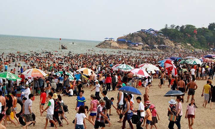 Biển Sầm Sơn chật kín người, khách Hà Nội quay xe bỏ về