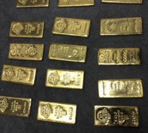 Cận cảnh két chứa tiền tấn, vàng miếng la liệt dưới giường