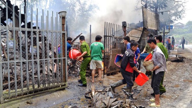 Cháy nhà trên quốc lộ, đường đi Sa Pa tê liệt nhiều giờ