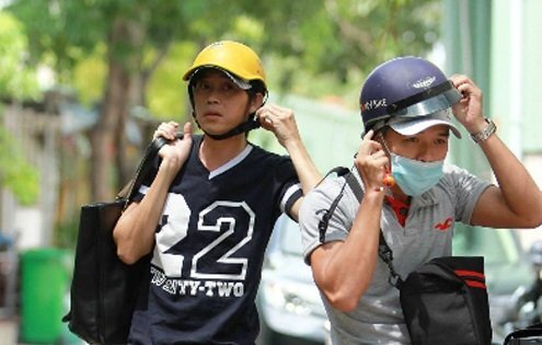 Có ô tô tiền tỷ, Hoài Linh vẫn ôm vật này khi 'trốn viện' chạy show