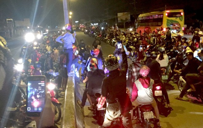 Hàng nghìn quái xế phóng xe bạt mạng trong đêm trên quốc lộ