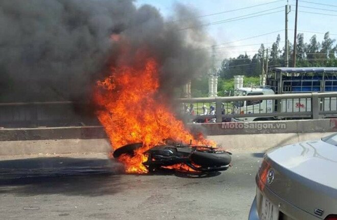 Môtô phân khối lớn bốc cháy, chủ nhân nhảy cầu tự thoát thân