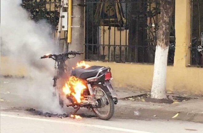 Người vi phạm đốt xe máy ngay trước trụ sở công an phường