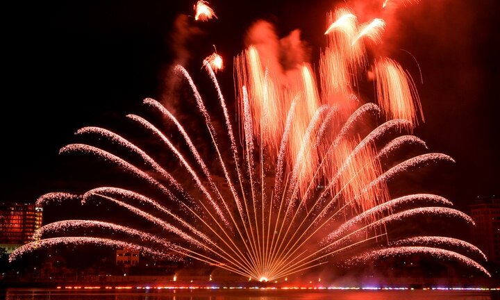 Pháo hoa Đà Nẵng kỳ ảo trên sông Hàn khiến người xem mãn nhãn