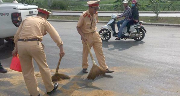 Xe khách tràn dầu trên quốc lộ, CSGT đội nắng xúc cát rải đường