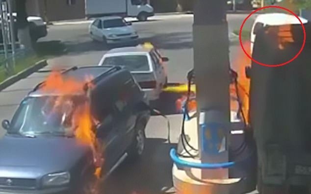 Bật lửa soi bình nhiên liệu, thiêu rụi cả cây xăng trong nháy mắt