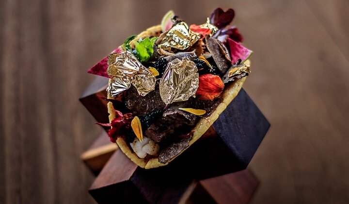 Cận cảnh món bánh siêu xa xỉ giá 570 triệu đồng