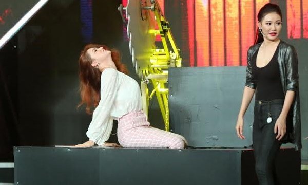 Hương Giang Idol suýt bị cưa đôi người trên sân khấu