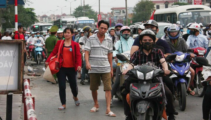 Người dân ùn ùn đổ về sau kỳ nghỉ lễ, cửa ngõ Thủ đô kẹt cứng