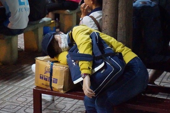 Bến xe Sài Gòn kẹt cứng lúc rạng sáng, khách vật vờ tìm đường về