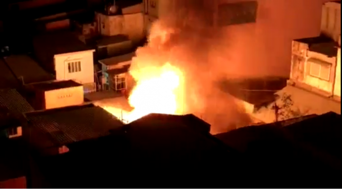 Ngôi nhà bốc cháy dữ dội giữa Sài Gòn sau tiếng nổ lớn