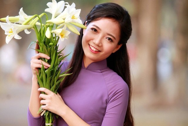 'Cô giáo hoa khôi' trường Ams khoe vẻ đẹp thuần khiết bên sắc hoa loa kèn