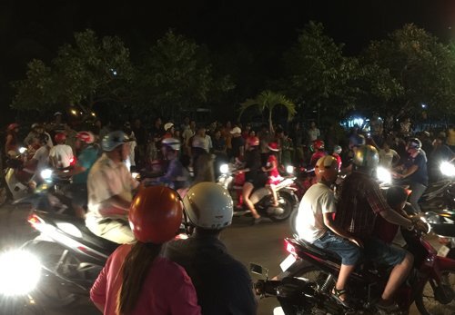 Mâu thuẫn ở quán bar Venus, 2 nhóm thanh niên kéo ra đường hỗn chiến