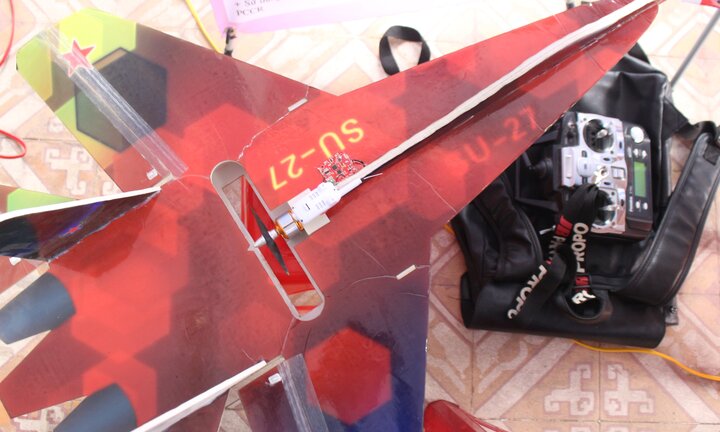 Học sinh miền núi ở Huế chế tạo thành công máy bay thăm dò dám cháy