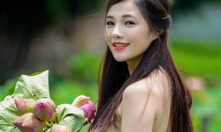 Hot girl Hà thành đẹp mê hồn bên sen đầu mùa