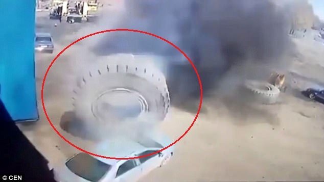 Lốp xe nặng 3 tấn phát nổ, đè nát ô tô con