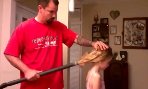 Cha đơn thân mở lớp dạy cách làm tóc cho con gái