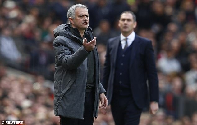 MU mãi không vào top 4: Mourinho chỉ giỏi lắm mồm kêu ca