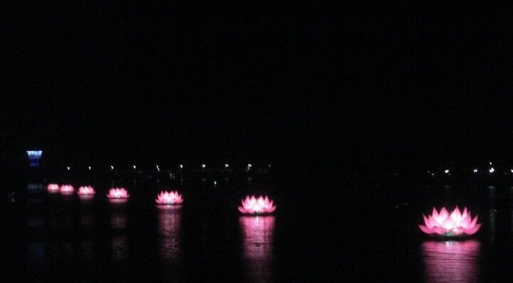 7 tòa sen khổng lồ rực sáng trên dòng Hương Giang mừng đại lễ Phật đản