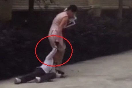 Bị bắt quả tang túm tóc kéo lê bé gái, cô giáo còn nói dối trắng trợn