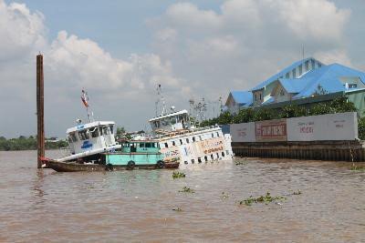 Chìm phà trên sông Đồng Nai, hành khách hoảng loạn tìm cách thoát thân
