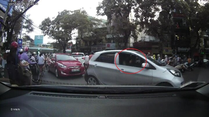 Hành động của tài xế được nhường đường khiến dân mạng ngỡ ngàng