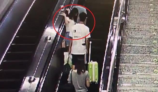 Sàm sỡ cô gái trẻ, 'yêu râu xanh' bị bạt tai, lôi cổ đến đồn cảnh sát