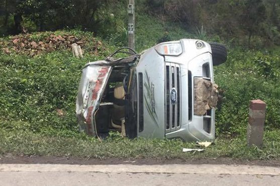 Xe khách mất lái lao xuống vệ đường, lật nghiêng ở Quảng Ninh